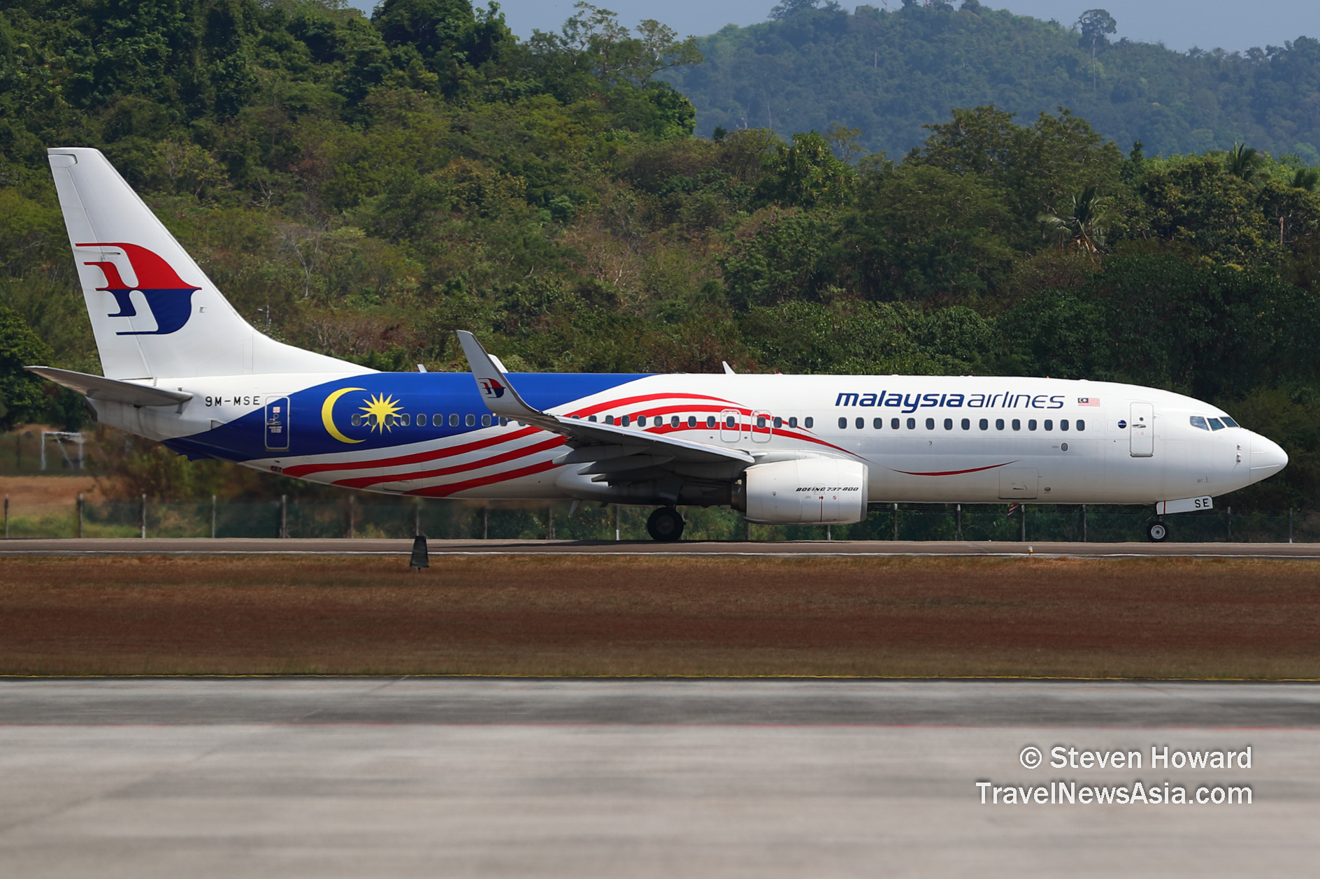 Malaysia Airlines Boeing 737-800 reg: 9M-MSE. Picture by Steven Howard of TravelNewsAsia.com Click to enlarge.
